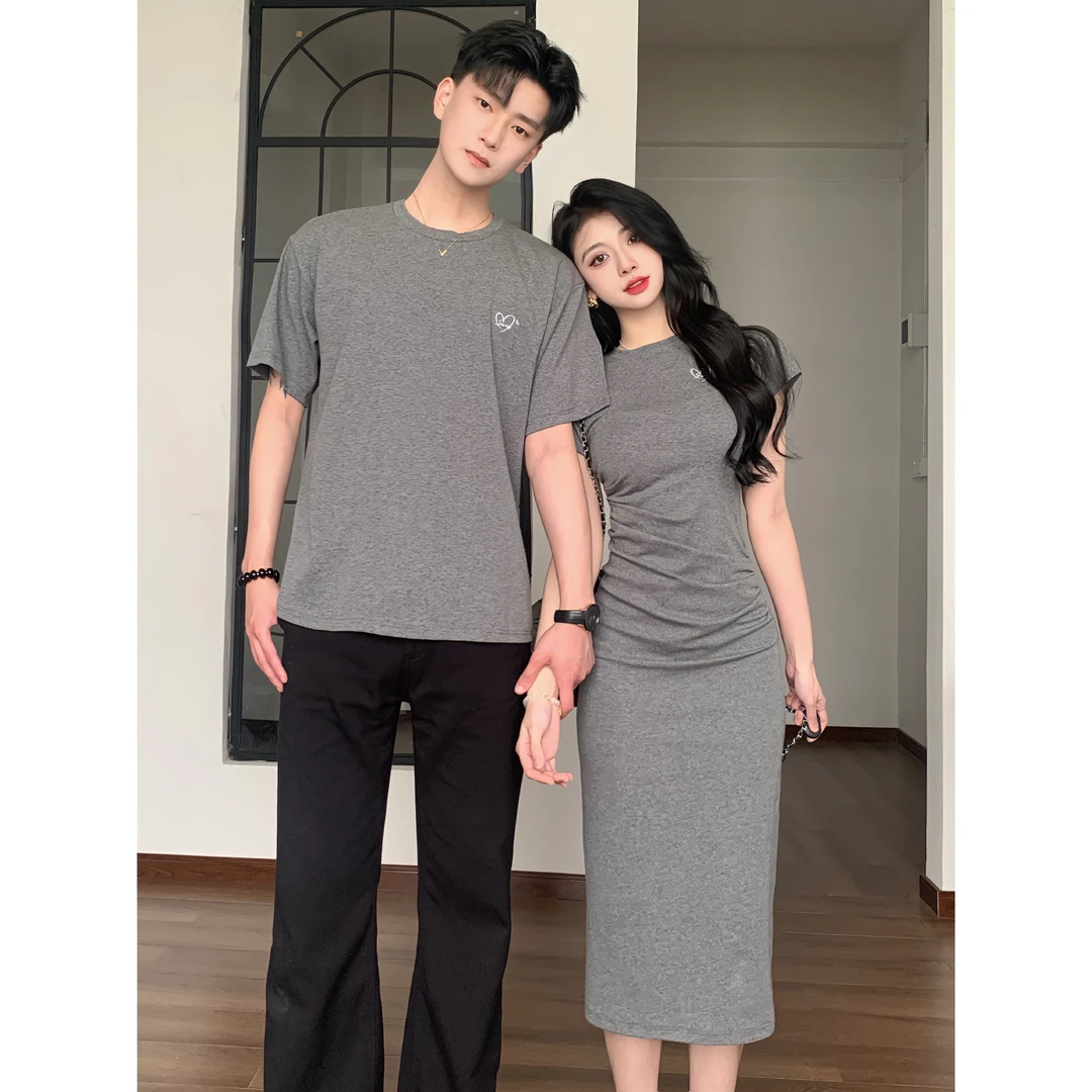 2025情侣装连衣裙打褶刺绣修身通勤百搭针织短袖百搭圆领收腰长裙