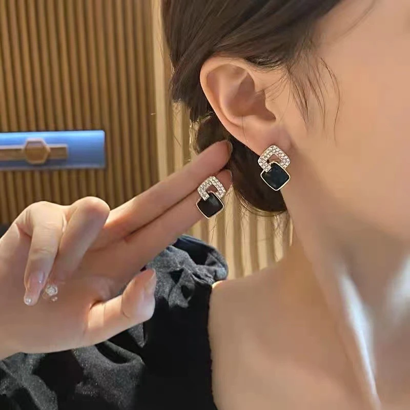 铜合金耳饰 黑色耳钉新款2024爆款耳环女通勤轻奢高级感气质圆脸