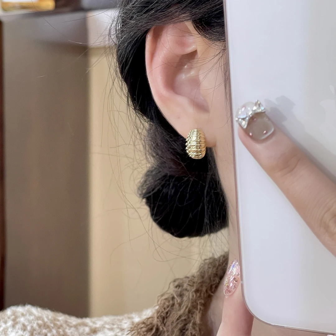 韩芸汐 A-225 法式粗线牛角包耳扣女小众设计感耳饰