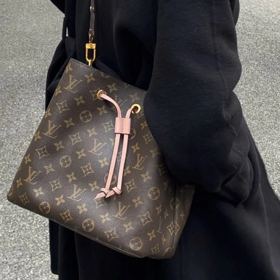 95新 LouisVuitton/路易威登 小鱼儿/4073022/Lv 粉水桶包