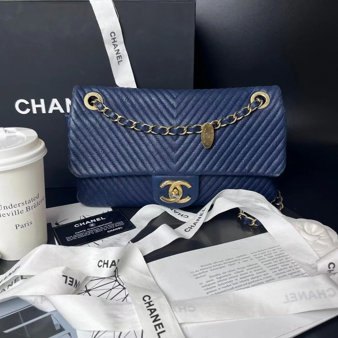 95新 Chanel/香奈儿 小鱼儿/042902/深蓝色金扣V纹翻盖单肩包