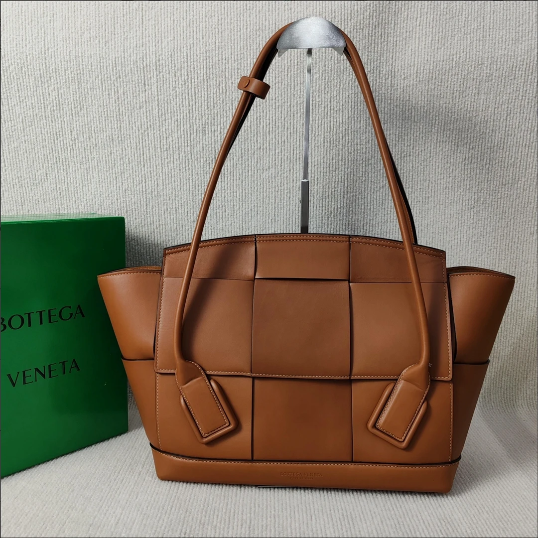 95新 BOTTEGA VENETA/葆蝶家 小鱼儿/4072808/焦糖色 Arco