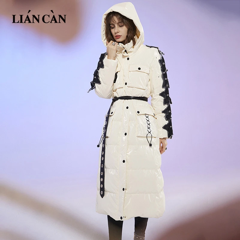 莲灿2024冬新商场同款国潮亮面绣章连帽超长款羽绒服71AW476003