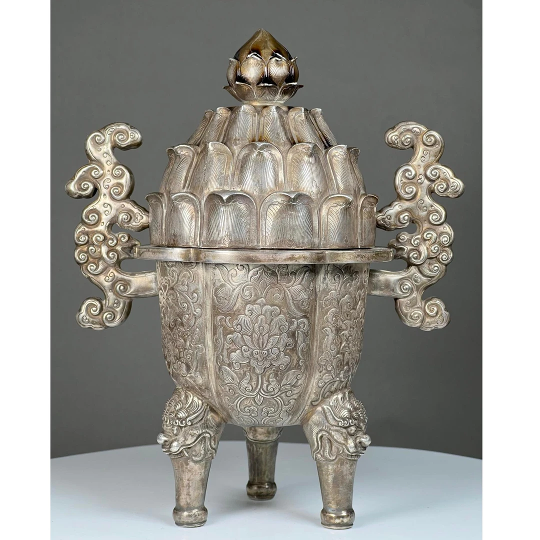 【古玩拍卖】 28 清 花卉莲瓣纹银薰炉 5.1