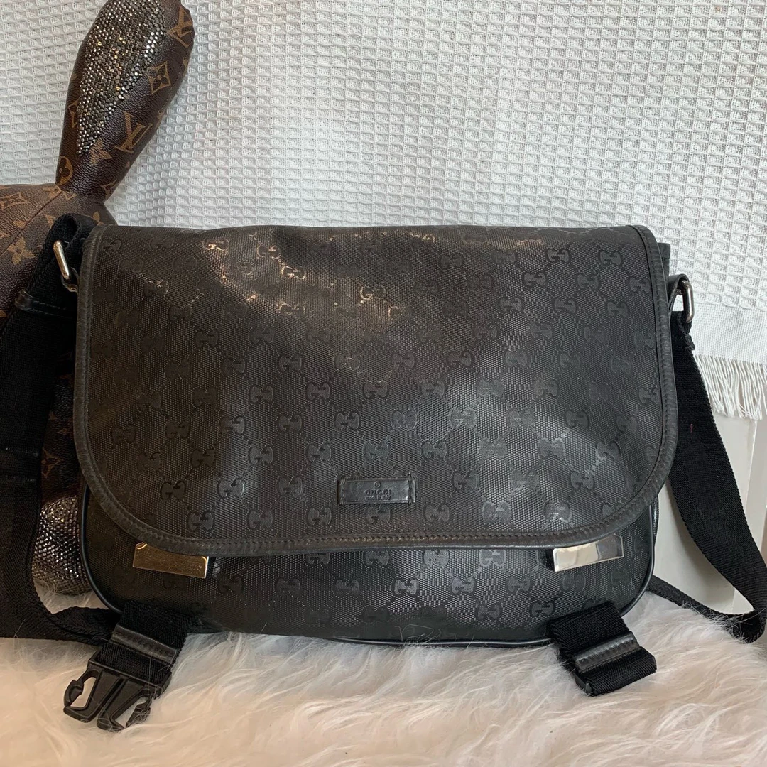 95新 GUCCI/古驰 95Gucci 古驰水晶皮翻盖斜挎包7047574