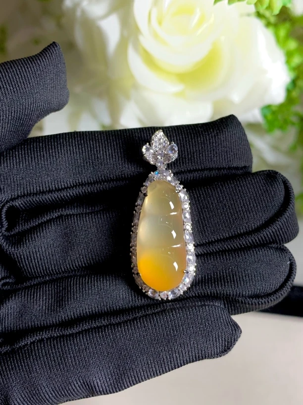 天然玉髓福豆吊坠