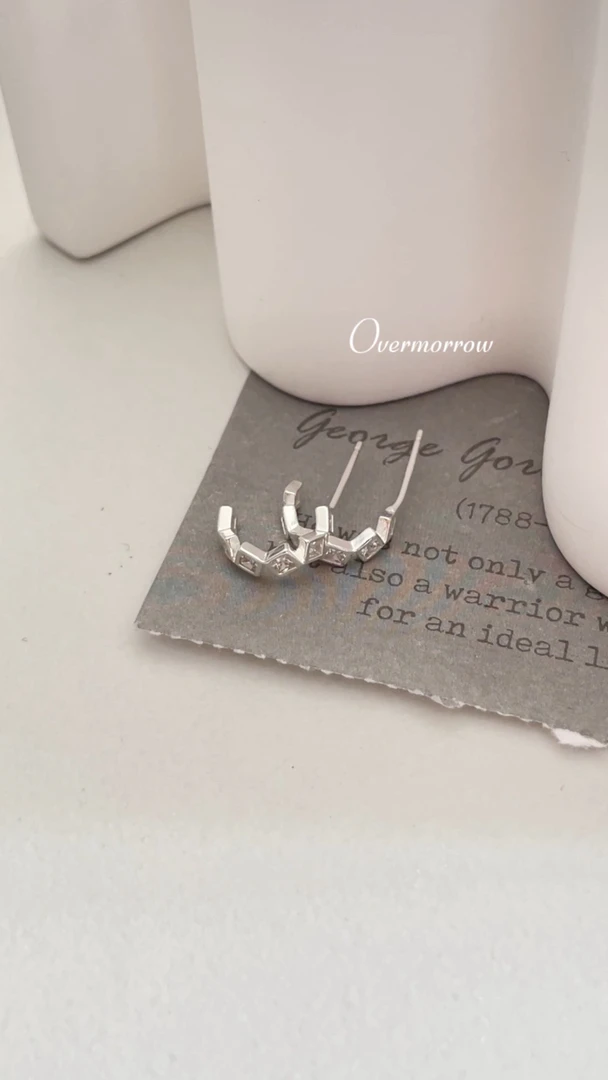 925银合成锆石耳饰 多个方块耳圈 通体银 10040