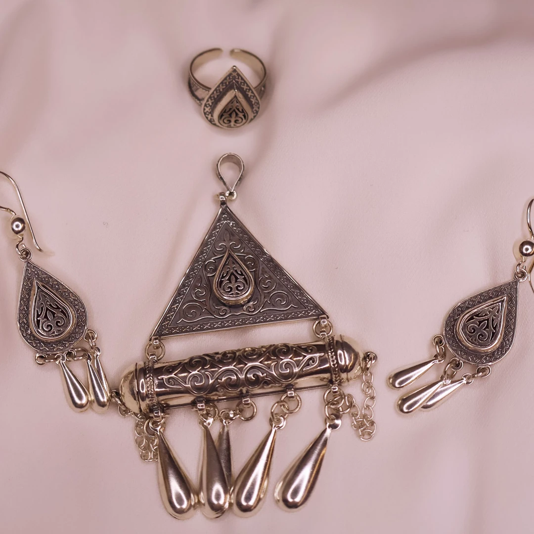 哈萨克族纯手工高档复古套装