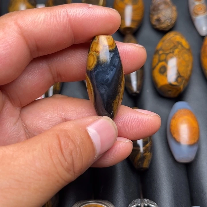 玛瑙颈饰未镶嵌M****震