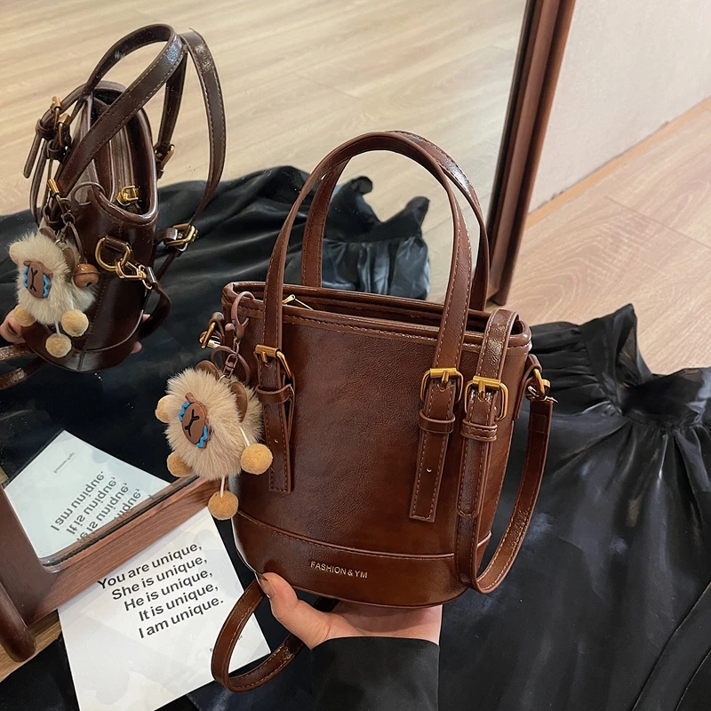 高级感复古手拎包包2024新款潮秋冬流行单肩包休闲质感斜挎水桶包