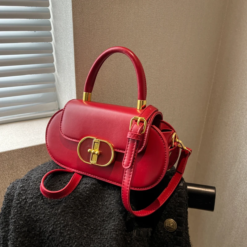 今年流行小宝宝女秋冬2024新款高级感小众斜挎包女士爆款手提小包