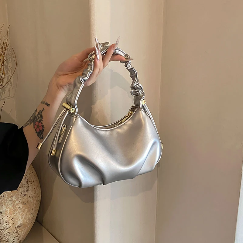 2024新款银色包包女高级感时尚小众斜挎包手提褶皱通勤饺子包