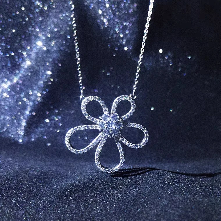 钛钢吊坠 太阳花项链女新款五花瓣吊坠轻奢时尚气质锁骨链配饰品