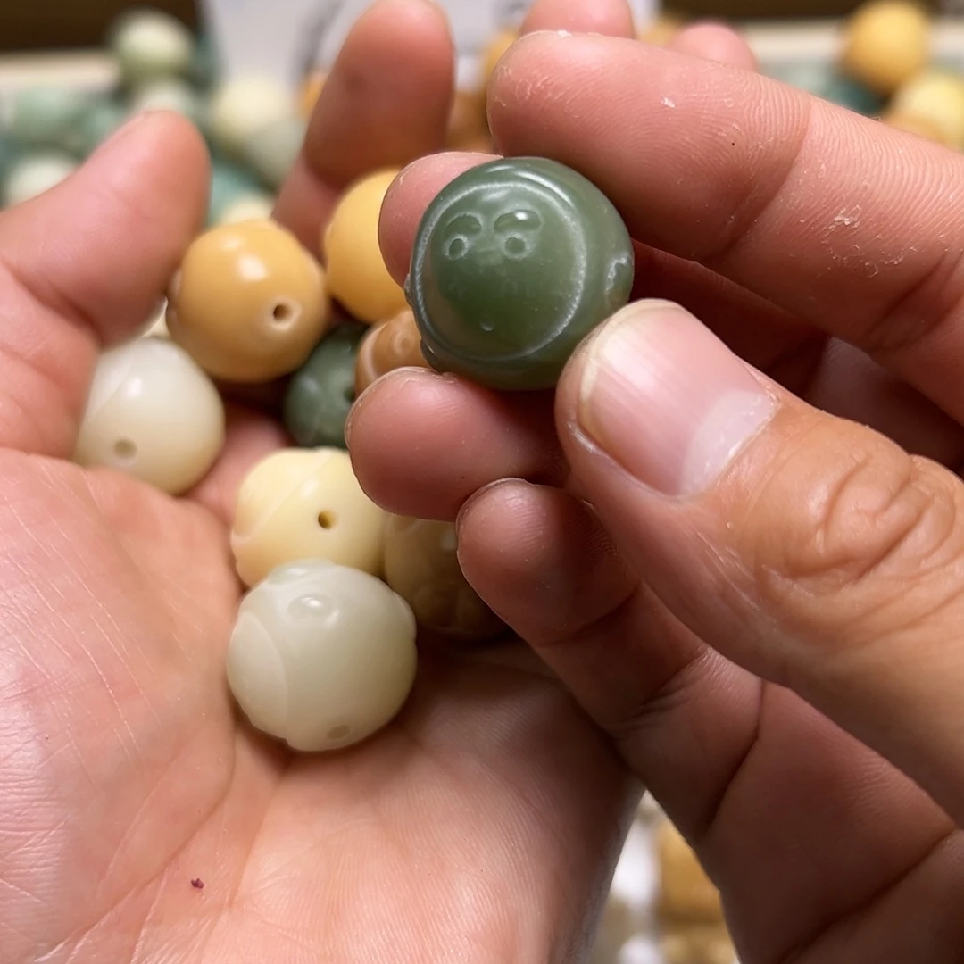 白玉菩提吊坠2颗蜡笔小新有裂