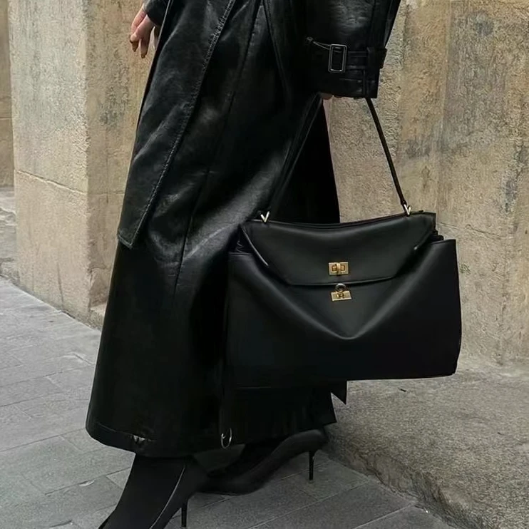 当红辣子鸡时尚手提斜跨女包黑色