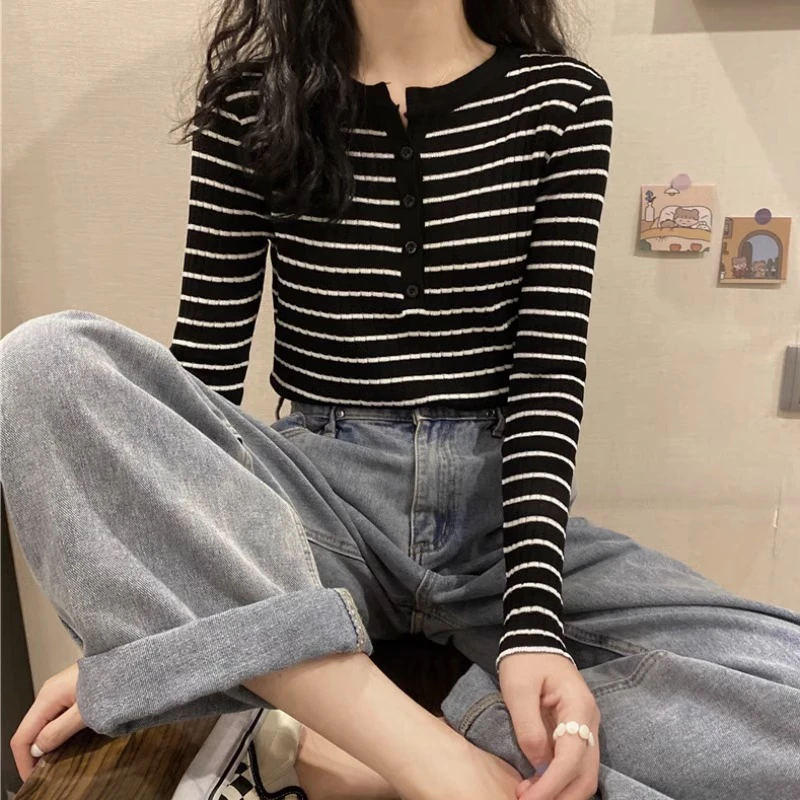 秋季条纹针织打底衫女内搭长袖毛衣早秋新款修身显瘦短款洋气上衣