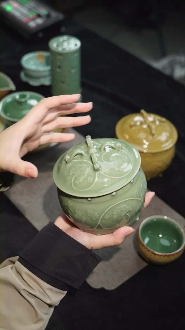【闪购商品】瓷杯郑原斌 四系牡丹盖罐 梅子青