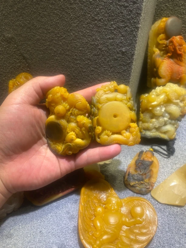 黄龙玉手把件乌鸦皮