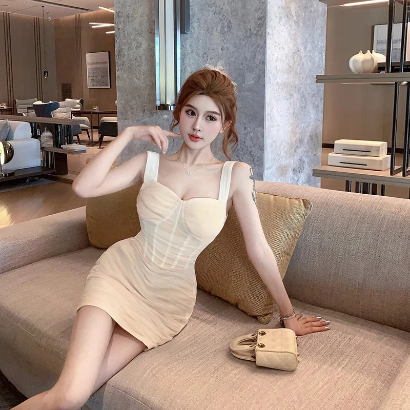 温柔风鱼骨修身挂脖连衣裙女紧身设计感时尚性感包臀短裙子