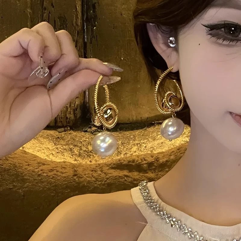 2024秋冬新款欧美气质夸张设计感金属耳环时尚个性耳饰