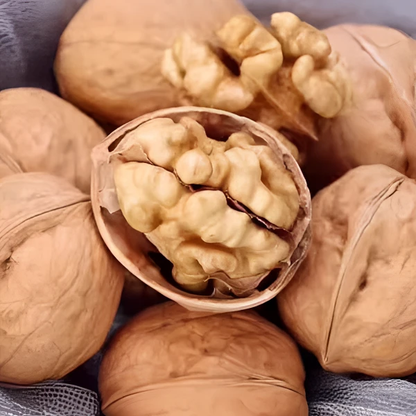 新疆原色纸皮核桃，壳薄仁大，人工挑选，果仁醇厚皮薄肉厚新疆特产