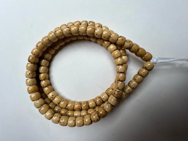 星月菩提,原生态顺白料,尺寸6.8mm×5.8mm,114粒。