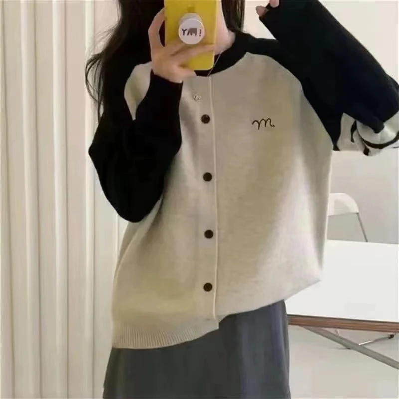 秋冬新款撞色圆领插肩袖后背兔子提花单排扣针织衫上衣女A105