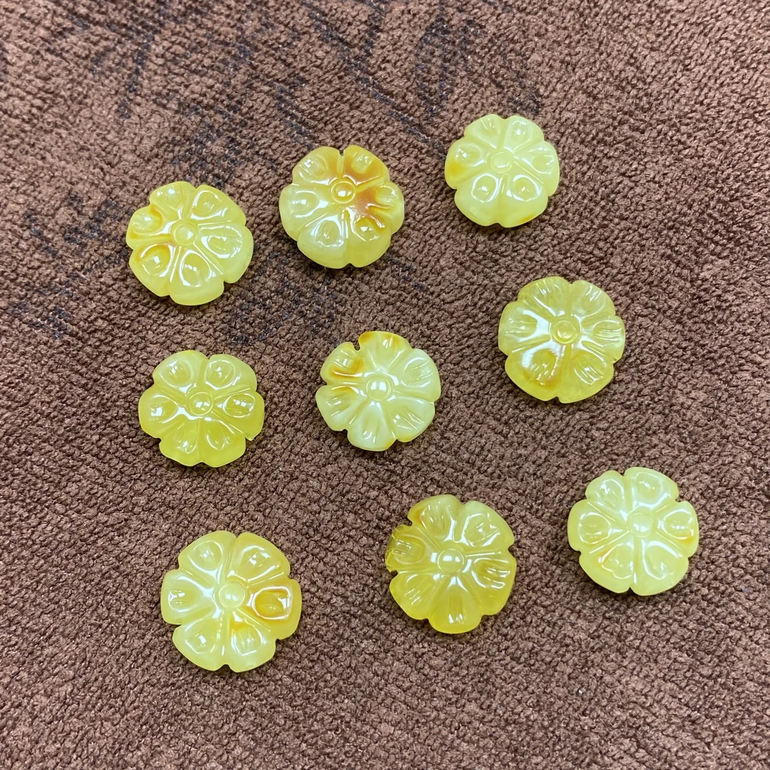 天然蜜蜡小梅花配饰 （尺寸约13×6）