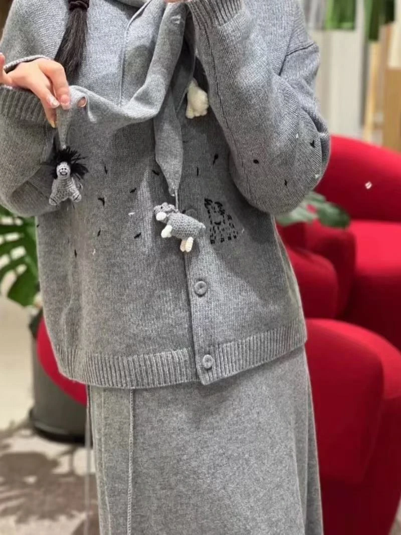 『朱小姐』“平替版”针织羊毛手工刺绣玩偶开衫 F375