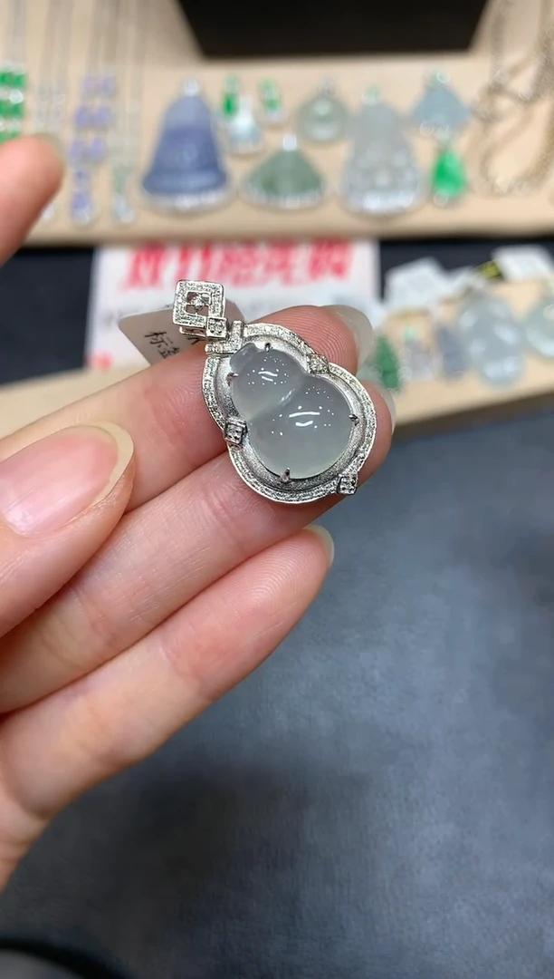 【闪购商品】翡翠吊坠(不含链)18K金镶嵌葫芦【无服务费