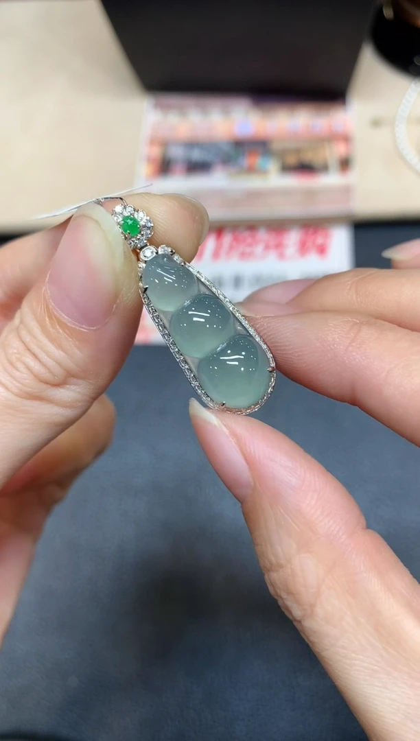 【闪购商品】翡翠吊坠(不含链)18K金镶嵌福豆【无鉴赏期