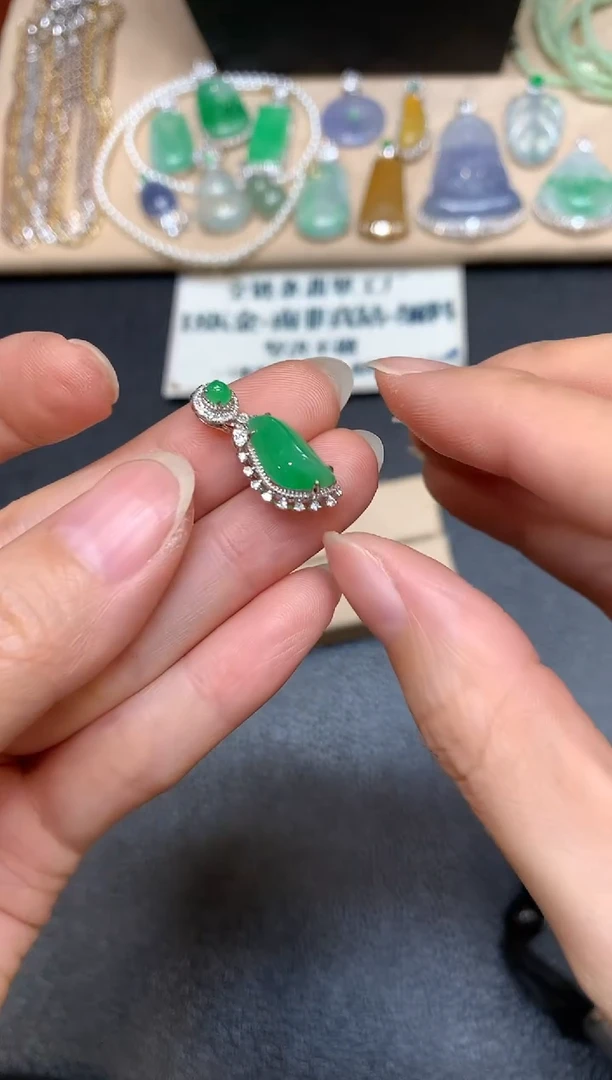 【闪购商品】翡翠吊坠(不含链)18K金镶嵌随形【无服务费