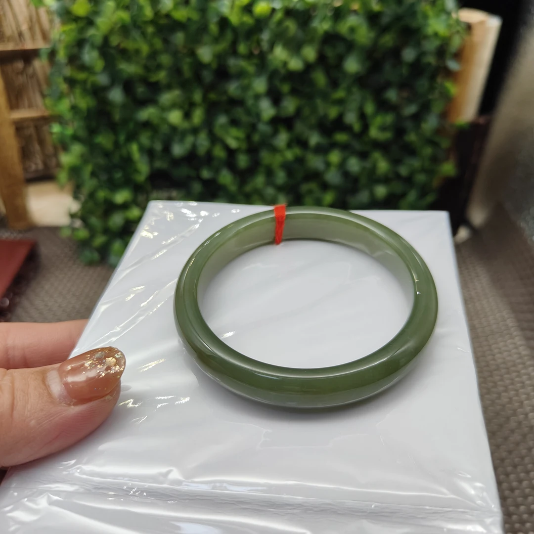 和田玉手镯黄绿肉色。低调奢华有内涵的颜色。安静的美。