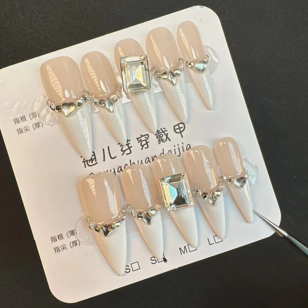 白色公主轻奢穿戴甲