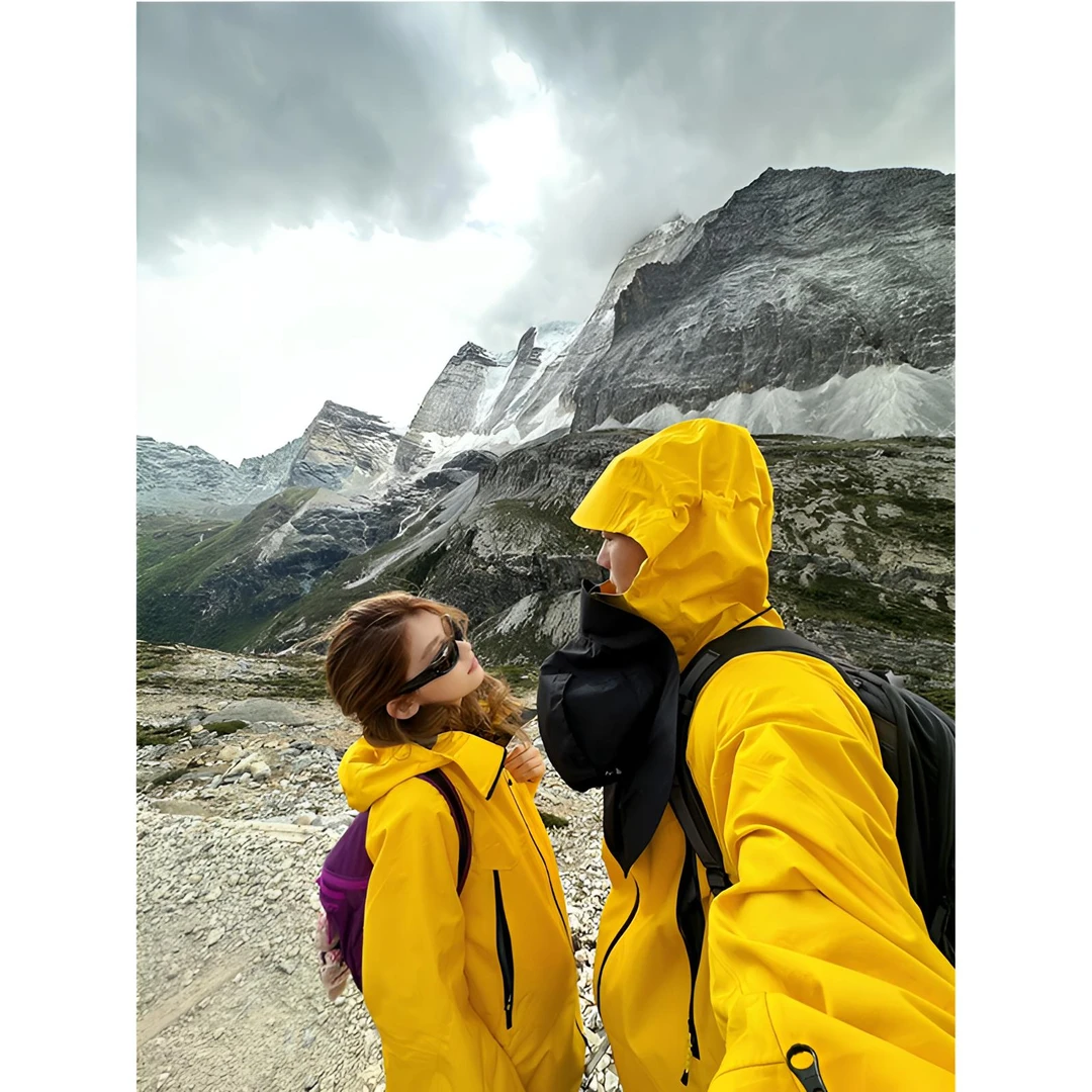 芙沿黄色登山冲锋衣外套女度假户外防风防水情侣款西藏旅游穿搭