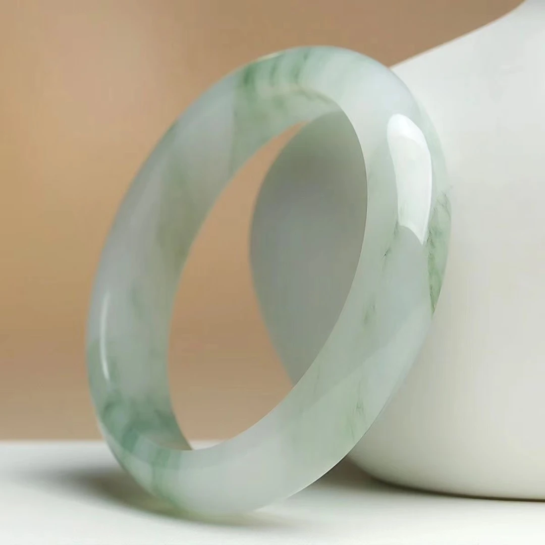 天然新疆天山翠手镯正圈美人条白色少女冰透翡翠色白手镯（多样性）