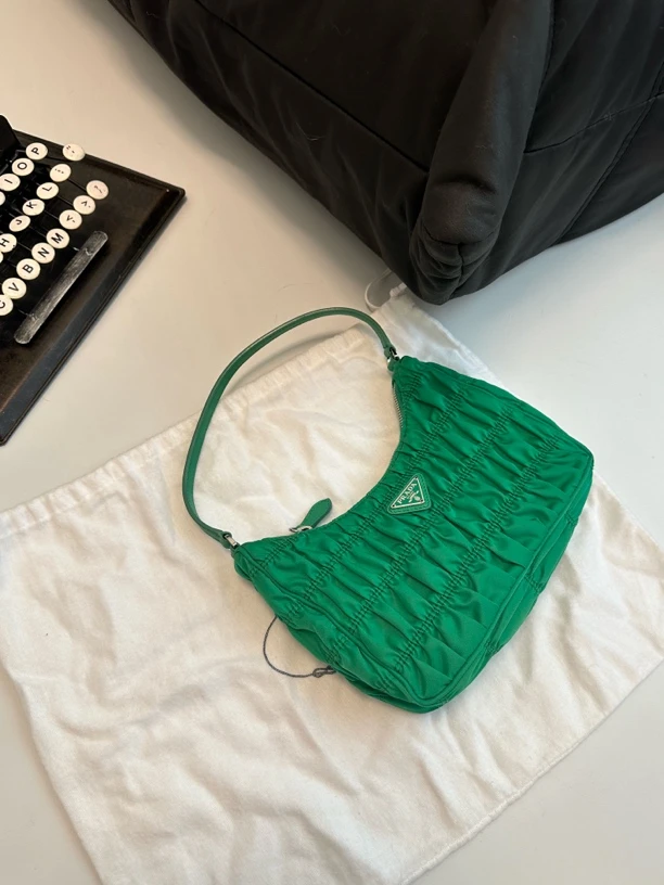 95新 Prada/普拉达 牙牙 限定绿色褶皱hobo