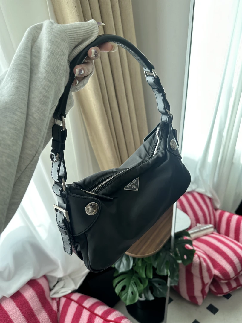 95新 Prada/普拉达 牙牙 尼龙机车hobo腋下包