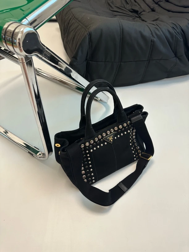 95新 Prada/普拉达 牙牙 黑色小号水钻沙滩包