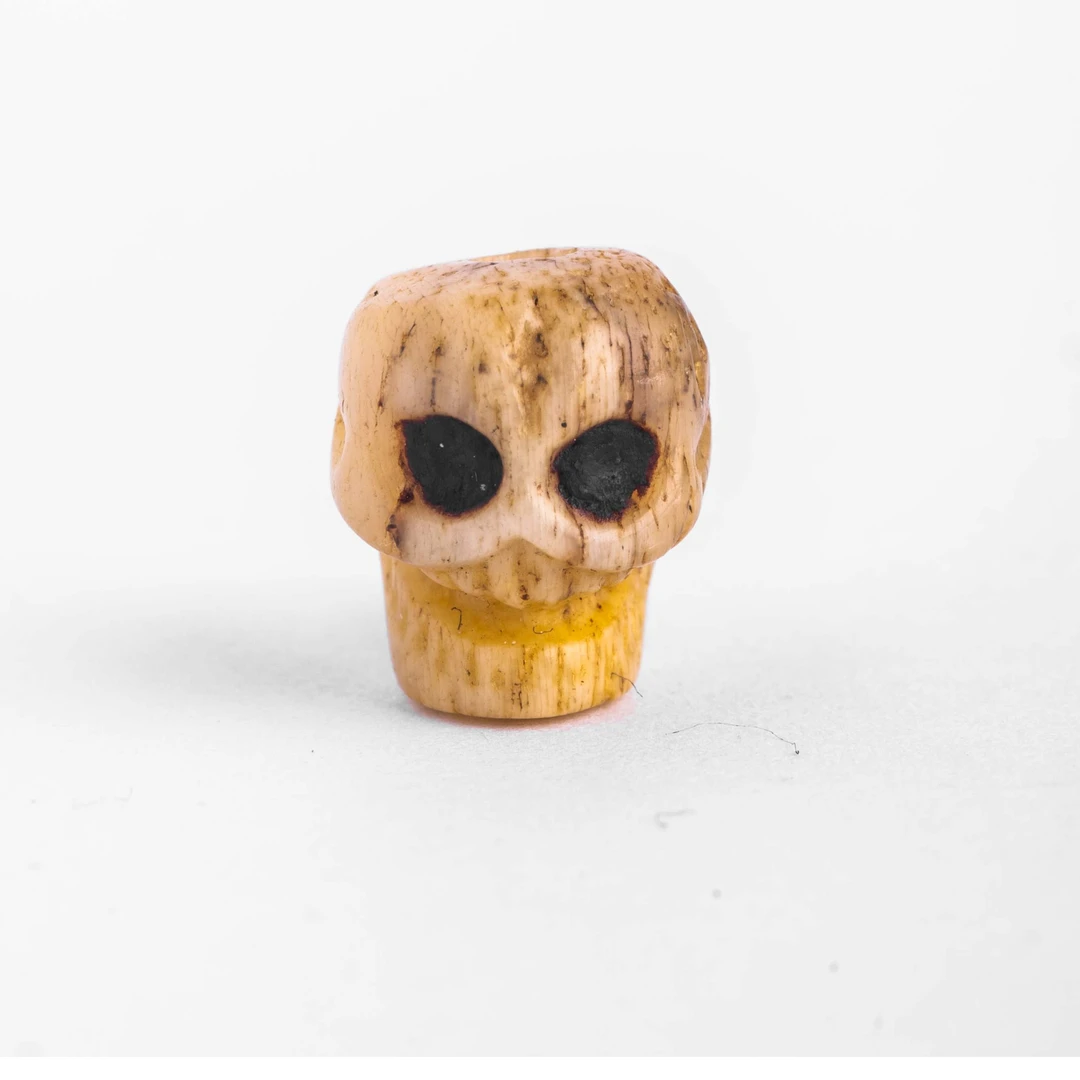 G01驼骨喜主雕刻配珠一对