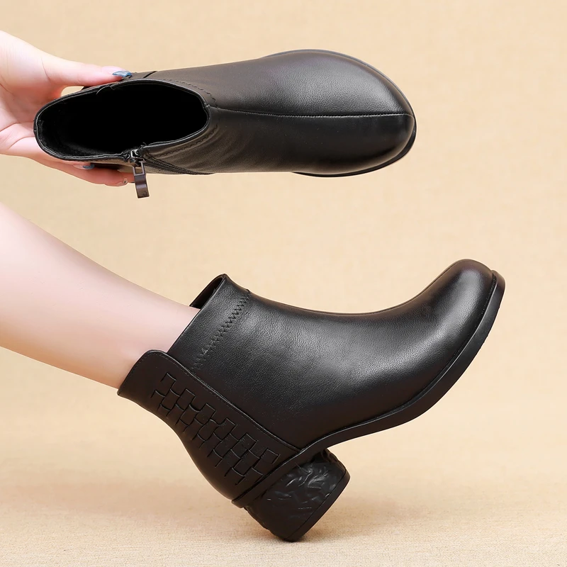 冬季新款真皮加绒粗跟短靴简单复古妈妈鞋冬软底软面女靴子中年鞋