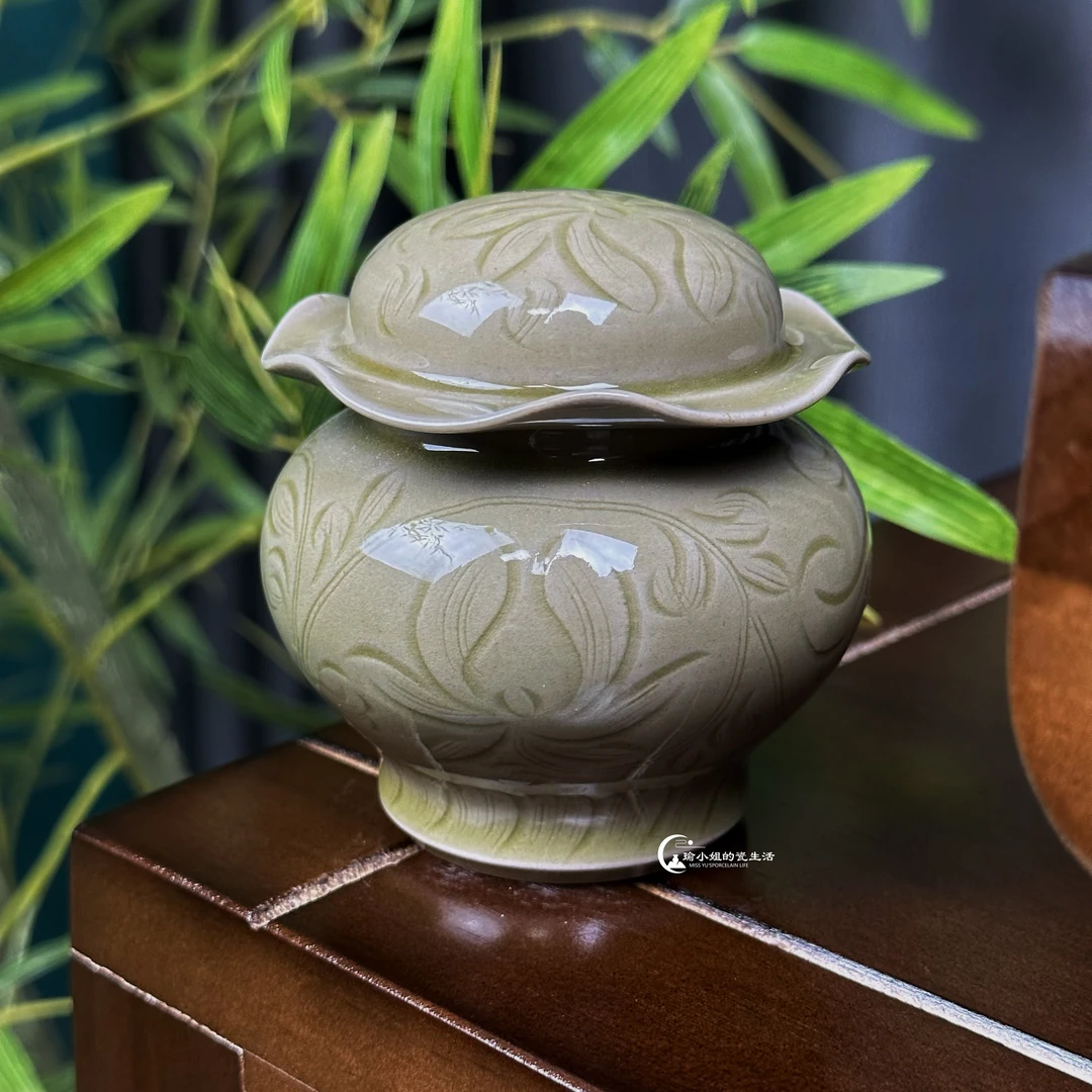 龙泉纯手工秘色柴烧韵味满功重工半刀泥折沿花口青瓷小茶仓茶叶罐