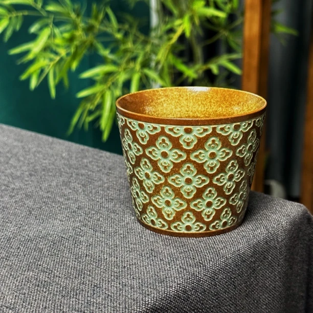 小鱼优选青瓷草木灰釉刻绘可乐杯高端茶器捧杯威忌士杯大号茶器