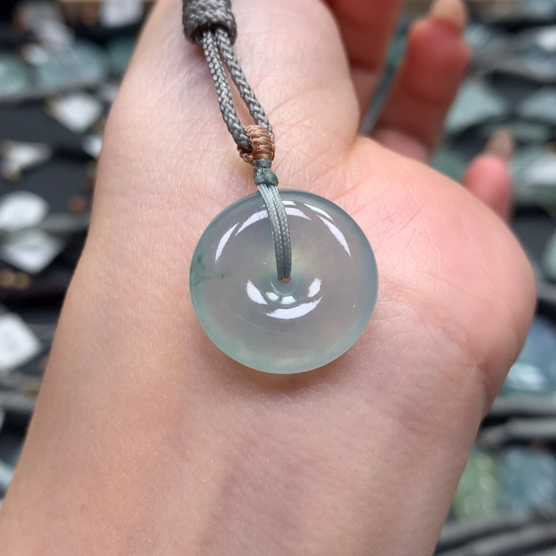 翡翠颈饰未镶嵌平安扣