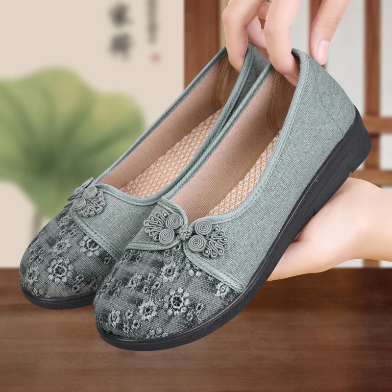 老北京布鞋女新款夏季老人鞋轻便散步胖脚宽肥中老年妈妈鞋