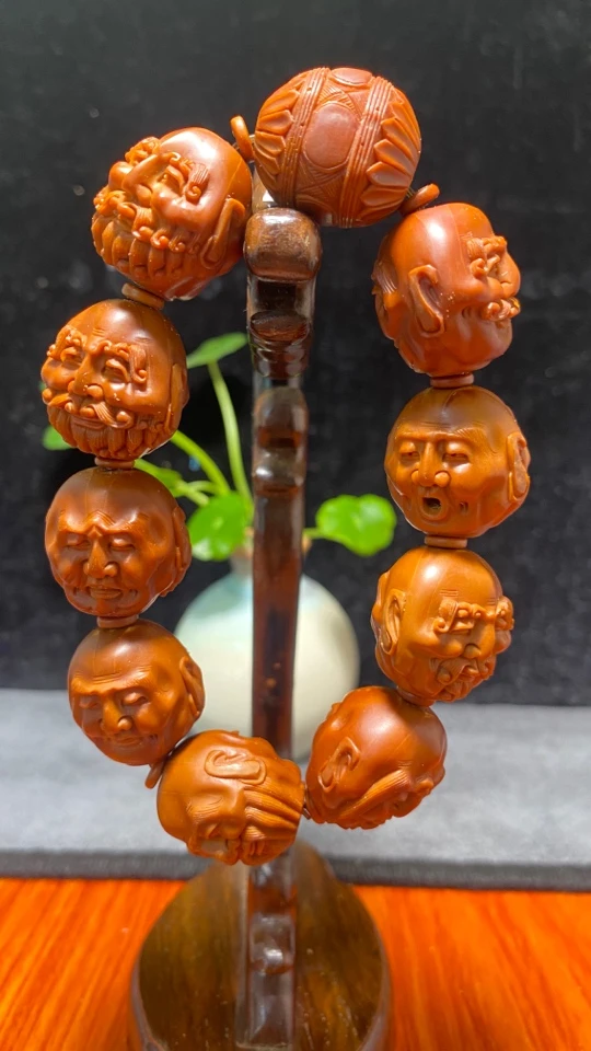 橄榄核雕，百年老树铁核雕刻《须派十八罗汉》，尺寸2.1x2.25。
