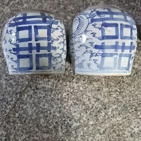罐两个喜字小罐子,有点小瑕疵。
