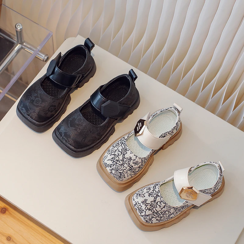 2024年春季新款女宝宝复古金属扣刺绣方口鞋韩版时尚皮鞋TPC8833