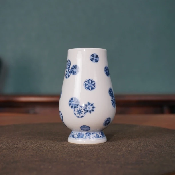 【和然珍味】柴窑皮球花威士忌凯恩杯洋酒杯手绘青花主人杯 150ml