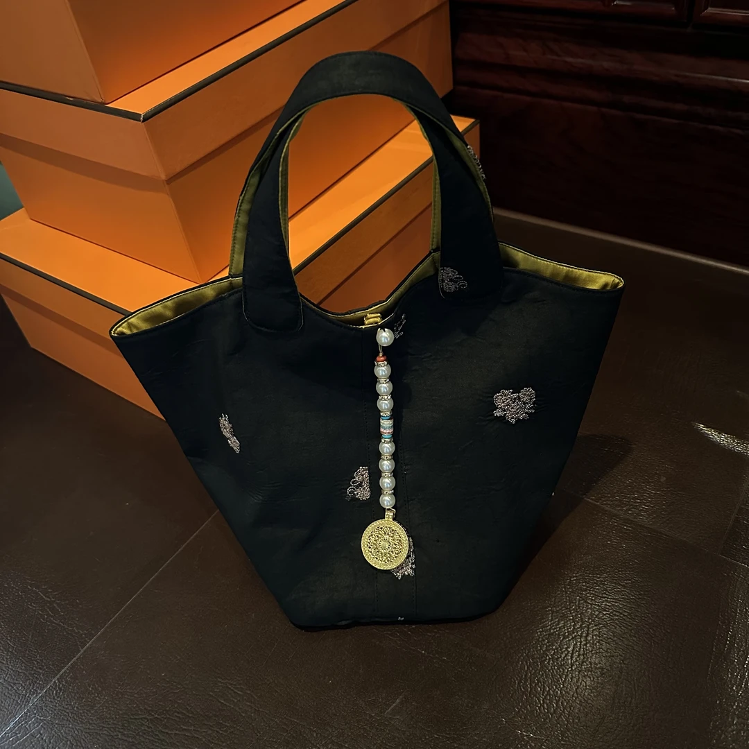 YOENMOM·暮辞2024早秋新品 100桑蚕丝裂纹香云纱刺绣新中式水桶包